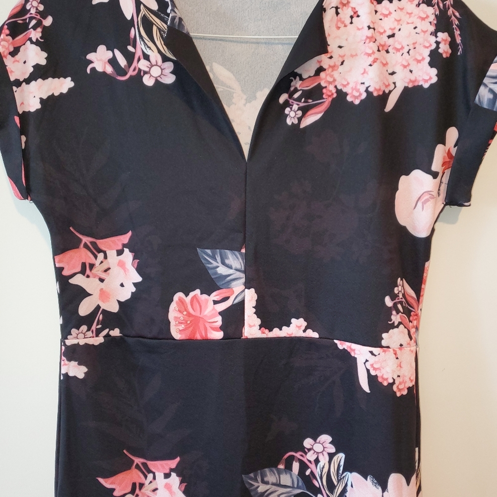 Floral Black dress size Small fits up to Large Midi